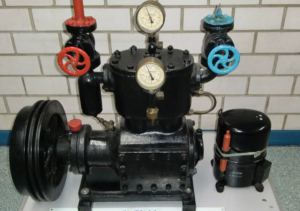 Der Baugrößenvergleich zeigt die Entwicklung und Veränderung in der Verdichter- Technologie in nur 60 Jahren. Der Verdichter ist in der Bundeskältefachschule in Maintal zu sehen.