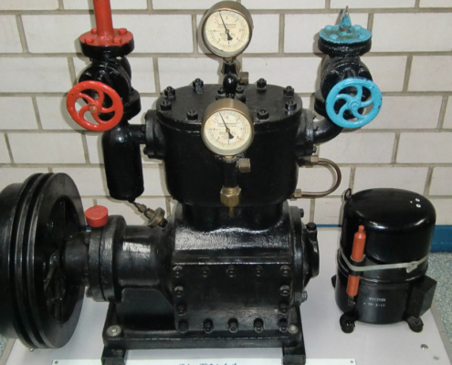 Der Baugrößenvergleich zeigt die Entwicklung und Veränderung in der Verdichter- Technologie in nur 60 Jahren. Der Verdichter ist in der Bundeskältefachschule in Maintal zu sehen.