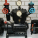 Der Baugrößenvergleich zeigt die Entwicklung und Veränderung in der Verdichter- Technologie in nur 60 Jahren. Der Verdichter ist in der Bundeskältefachschule in Maintal zu sehen.